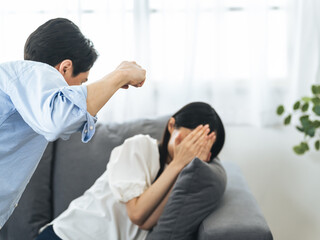 Fototapeta premium 男性、暴力、DV、夫婦、カップル、殴る、ドメスティックバイオレンス、喧嘩、女性、被害、事件、加害者、パンチ、握り拳、怒り、怒る、ストレス、暴行、日本人、ネガティブ、不満、犯人、責める、険悪、室内、部屋、家族、家庭、夫、パワハラ、ハラスメント、モラハラ、ヒステリー、ヒステリック、パートナー、配偶者、恋人、脅迫、罵声、口論、罵倒、強制、支配、アダルトチルドレン、キレる、ライフスタイル、悩み、顔なし、人