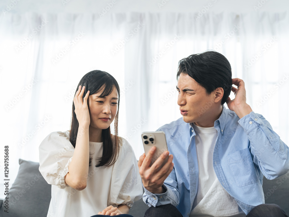 Leinwandbilder スマホ、悩む、カップル、トラブル、困る、アプリ、不安、心配、夫婦、失敗、落ち込む、がっかり、後悔、ライフスタイル、スマートフォン、インターネット、オンライン、web、SNS、メール、検索、ネガティブ、詐欺、炎上、フェイクニュース、コピースペース、残念、落選、悲しい、ニュース、相談、男性、女性、日本人、若い、問題、リビングルーム、考える、悩み、疑問、不満、ストレス、間違い、DX、テクハラ、IT、難し