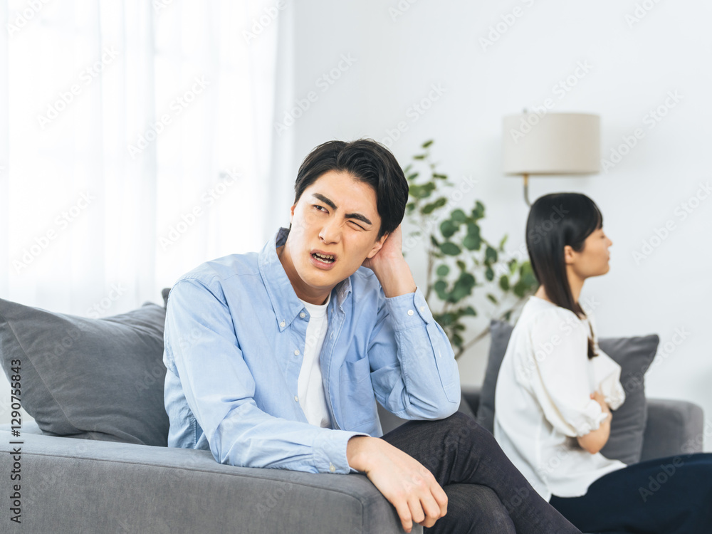 Aufkleber 喧嘩、カップル、険悪、トラブル、悲しむ、泣く、夫婦、危機、離婚、浮気、不倫、怒る、怒り、イライラ、ストレス、ハラスメント、DX、家庭内暴力、モラハラ、パワハラ、絶望、リビングルーム、ライフスタイル、室内、暮らし、非難、不満、不安、心配、対立、落ち込む、がっかり、困る、悩む、悩み、女性、男性、日本人、ケンカ、若い、部屋、不幸、失敗、PTSD、拗ねる、責める、調停、不機嫌、人物