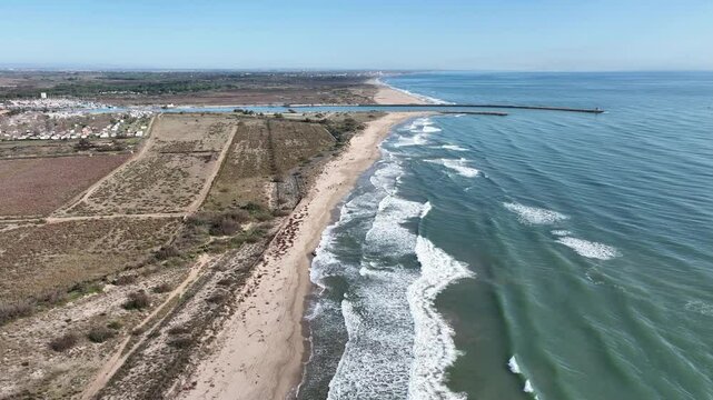 Vendres pr&egrave;s de Vias et de Valras, plages et port de l'H&eacute;rault en Occitanie, France