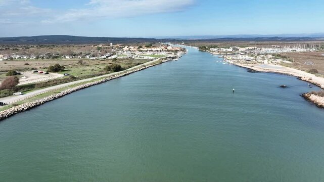 Vendres pr&egrave;s de Vias et de Valras, plages et port de l'H&eacute;rault en Occitanie, France