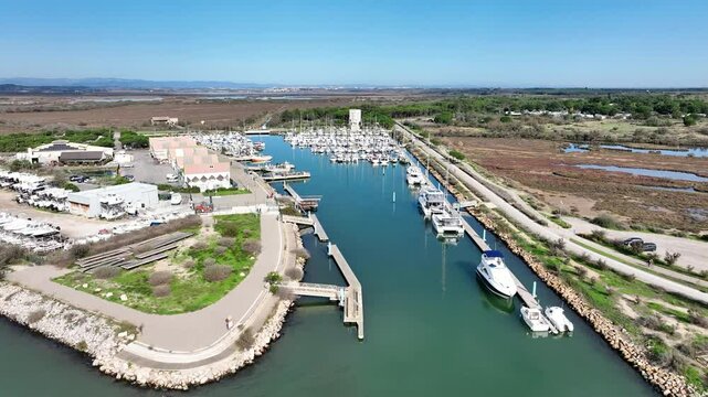 Vendres pr&egrave;s de Vias et de Valras, plages et port de l'H&eacute;rault en Occitanie, France