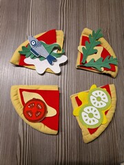 Spielzeug: Pizza aus Stoffteilen