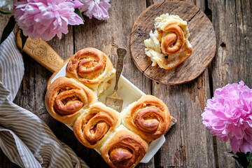 buns with peaches and poppy seeds. Top view, wooden background