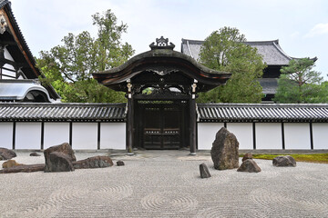夏の東福寺 枯山水 方丈南庭と唐門