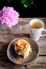 buns with peaches and poppy seeds. Top view, wooden background