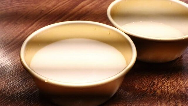 Makgeolli is a traditional Korean fermented alcoholic beverage made from grains.막걸리는 곡물로 만든 한국의 전통 발효주입니다.