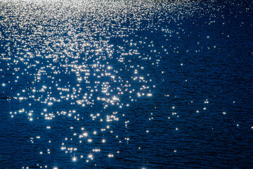 水面が輝く渓流の風景