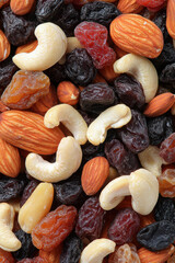 Mélange coloré de fruits secs et noix formant un trail mix appétissant