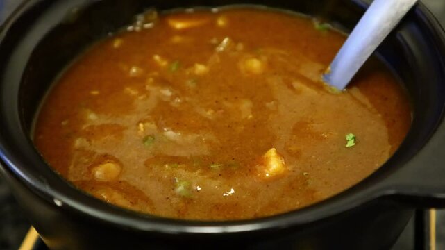 I'm scooping up some warm curry with a ladle.따뜻한 카레를 국자로 뜨고있습니다.