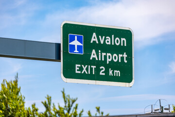 Fototapeta premium a highway road sign that reads 