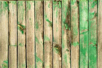 Pared de tablones viejos con restos de  pintura verde 