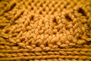 Detalle cuello de jersey de lana marrón tejida en un punto cerrado