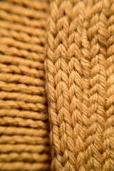 Detalle de lana marrón tejida en un punto cerrado