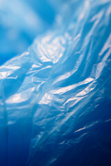 Detalle de arrugas en superficie de plástico azul 