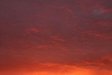 cielo rosso al tramonto con nuvole