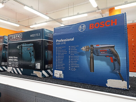 Professional power drills display box packaging in hardware store