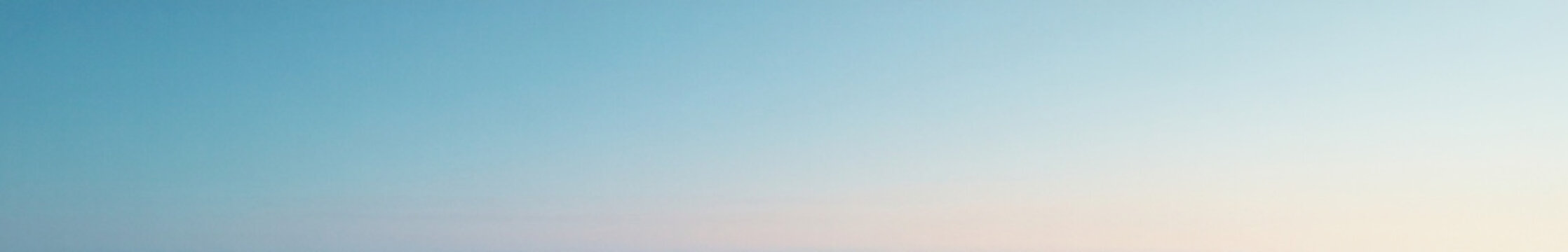 Vista de un cielo azul claro con un tono uniforme y sin obstrucciones, perfecto para dise&ntilde;o y edici&oacute;n fotogr&aacute;fica.