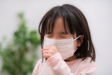 医療用マスクを着用する女の子