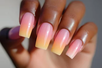 Verduisterende gordijnen soft pastel ombre nails blending pink yellow peach shades © Klay