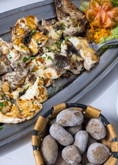 Pescado a la plancha y papas arrugadas