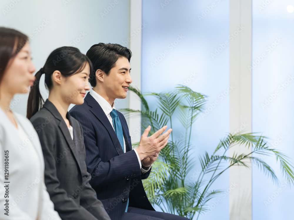 Poster 面接、グループ、ビジネスマン、男性、キャリア、自己pr、アピール、採用、求人、紹介、日本人、リクルート、笑顔、女性、スーツ、質問、面談、会話、インタビュー、並ぶ、座る、爽やか、オフィス、人材、同僚、ビ