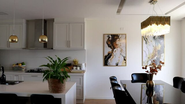 interior de casa de luxo com mesa preta e cozinha branca provensal com ilha de quartza 