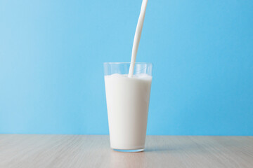 グラスに注いだ牛乳