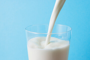 グラスに注いだ牛乳