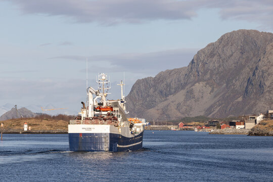 Edna Synn&oslash;ve &nbsp;(IMO: 8502418) is a&nbsp;Trawler&nbsp;and is sailing under the flag of&nbsp;Norway.&nbsp;Here passing Br&oslash;nn&oslash;ysund