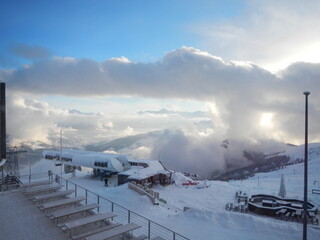 Montagna innevata in inverno