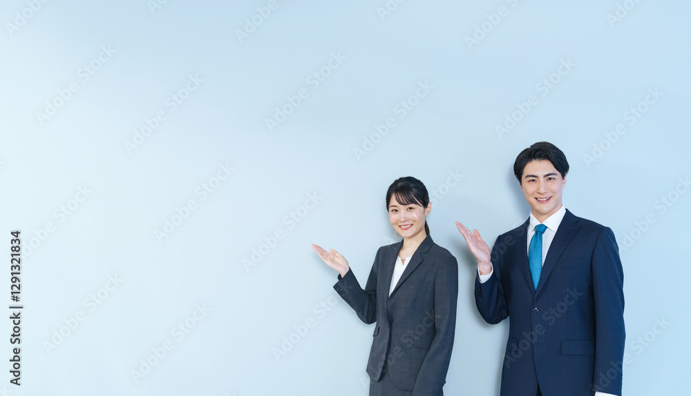 Leinwandbilder 案内、ガイド、紹介、おすすめ、提案、ビジネスパーソン、チームワーク、アドバイザー、誘導、コピースペース、宣伝、広告、イチオシ、お知らせ、告知、報告、見せる、アドバイス、セミナー、レクチャー、レッスン、研修、教育、PR、CM、勧める、説明、解説、コンサルタント、スタッフ、サポート、サービス、受付、歓迎、店員、人材、転職、情報、ビジネス、マーケティング、求人、採用、販売、営業、提供、プレゼンテーション