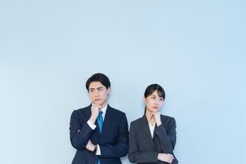 考える、疑問、不満、ビジネスパーソン、悩み、悩む、困る、不安、心配、転職、就職、人材、キャリア、コピースペース、広告、男性、女性、日本人、スーツ、リクルート、会社員、企業、スキル、経営、チームワーク、グループ、ストレス、イライラ、疲労、トラブル、問題、課題、憂鬱、落ち込む、がっかり、残念、迷う、選択、ブルーバック、失敗、氷河期世代、戸惑う、うんざり、検討、ビジネスマン、サラリーマン、ビジネスウーマ