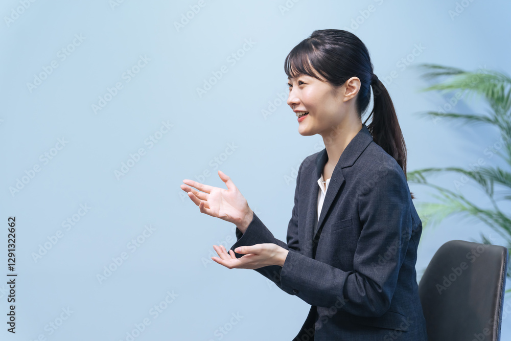 Aufkleber インタビュー、笑顔、女性、面接、取材、会話、面談、会議、ミーティング、ビジネスパーソン、ビジネスウーマン、ビジネス、コピースペース、スーツ、リクルート、採用、求人、中途、キャリア、オフィス、人材、キャ