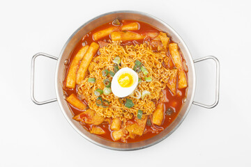라면과 떡, 채소, 어묵 따위를 넣고 양념을 하여 볶은 음식.
 Stir-fried food made with ramen, rice cakes, vegetables, fish cakes, etc. and seasoned.