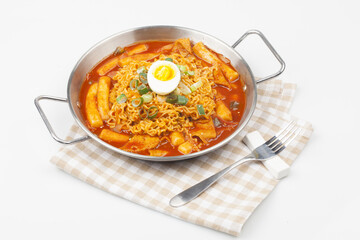 라면과 떡, 채소, 어묵 따위를 넣고 양념을 하여 볶은 음식.
 Stir-fried food made with ramen, rice cakes, vegetables, fish cakes, etc. and seasoned.