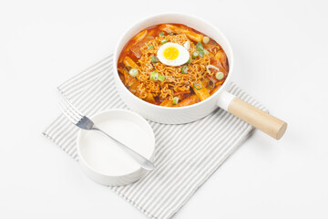 라면과 떡, 채소, 어묵 따위를 넣고 양념을 하여 볶은 음식.
 Stir-fried food made with ramen, rice cakes, vegetables, fish cakes, etc. and seasoned.