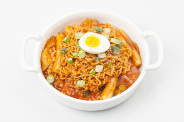 라면과 떡, 채소, 어묵 따위를 넣고 양념을 하여 볶은 음식.
 Stir-fried food made with ramen, rice cakes, vegetables, fish cakes, etc. and seasoned.