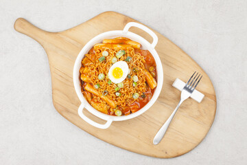 라면과 떡, 채소, 어묵 따위를 넣고 양념을 하여 볶은 음식.
 Stir-fried food made with ramen, rice cakes, vegetables, fish cakes, etc. and seasoned.