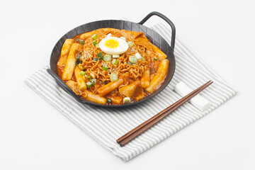 라면과 떡, 채소, 어묵 따위를 넣고 양념을 하여 볶은 음식.
 Stir-fried food made with ramen, rice cakes, vegetables, fish cakes, etc. and seasoned.