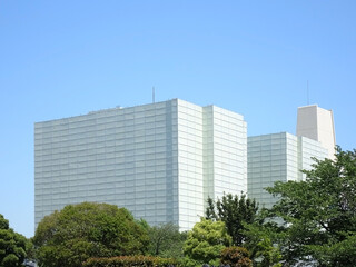 Obraz premium パネルで囲われたビル