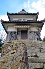 青空を背に佇む備中松山城 二重櫓