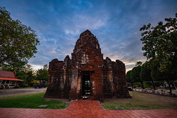 The ancient temple Wat Kamphaeng Laeng is surrounded by a wall made of huge sandstone blocks, most of which is still standing. In the wall were gopura, gates giving access to the grounds.