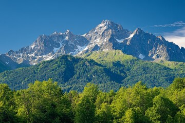 Obraz premium Stunning alpine landscape featuring lush green mountains and rugged rocky peaks in natural light