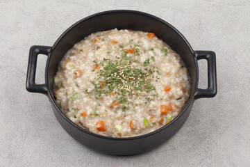  Sun porridge with meat and vegetables. Stir-fry chopped green onions and vegetables, then add rice and fry until golden brown, then add marinated meat and simmer.