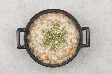  Sun porridge with meat and vegetables. Stir-fry chopped green onions and vegetables, then add rice and fry until golden brown, then add marinated meat and simmer.