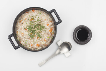  Sun porridge with meat and vegetables. Stir-fry chopped green onions and vegetables, then add rice and fry until golden brown, then add marinated meat and simmer.