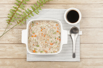  Sun porridge with meat and vegetables. Stir-fry chopped green onions and vegetables, then add rice and fry until golden brown, then add marinated meat and simmer.