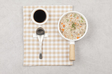  Sun porridge with meat and vegetables. Stir-fry chopped green onions and vegetables, then add rice...