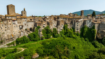 Obraz premium Aerial view of the historic center of Vitorchiano, located in the province of Viterbo, Italy.